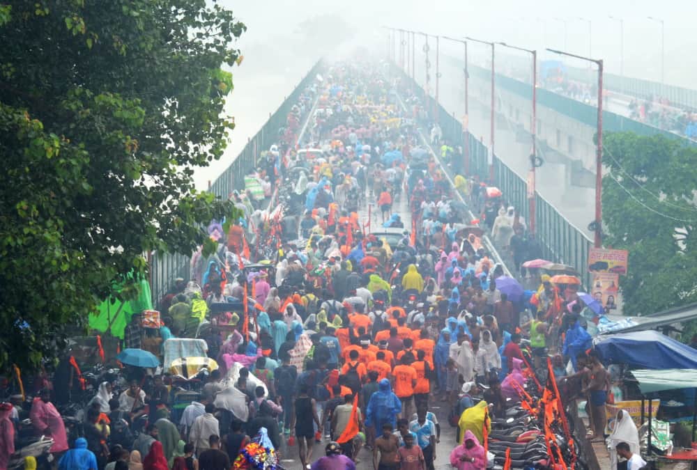 Haridwar Kanwar Yatra 2026 Continue Even Rainfall 4.43 crore devotees collect gangajal in 12 days see Photos