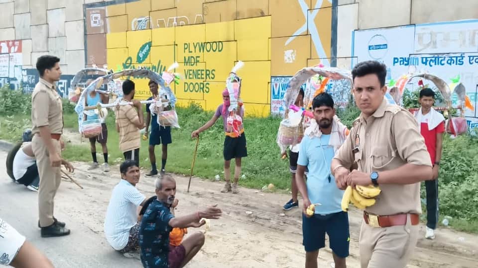 Police Go Beyond Duty: Agra Cops Serve Kanwariyas With Fruits, Biscuits and Water
