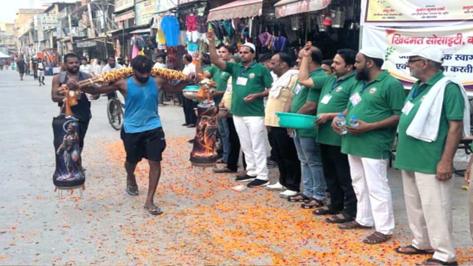 Baghpat: Muslim Community Welcomes Kanwariyas with Flower Shower in Baraut, Sends Message of Harmony