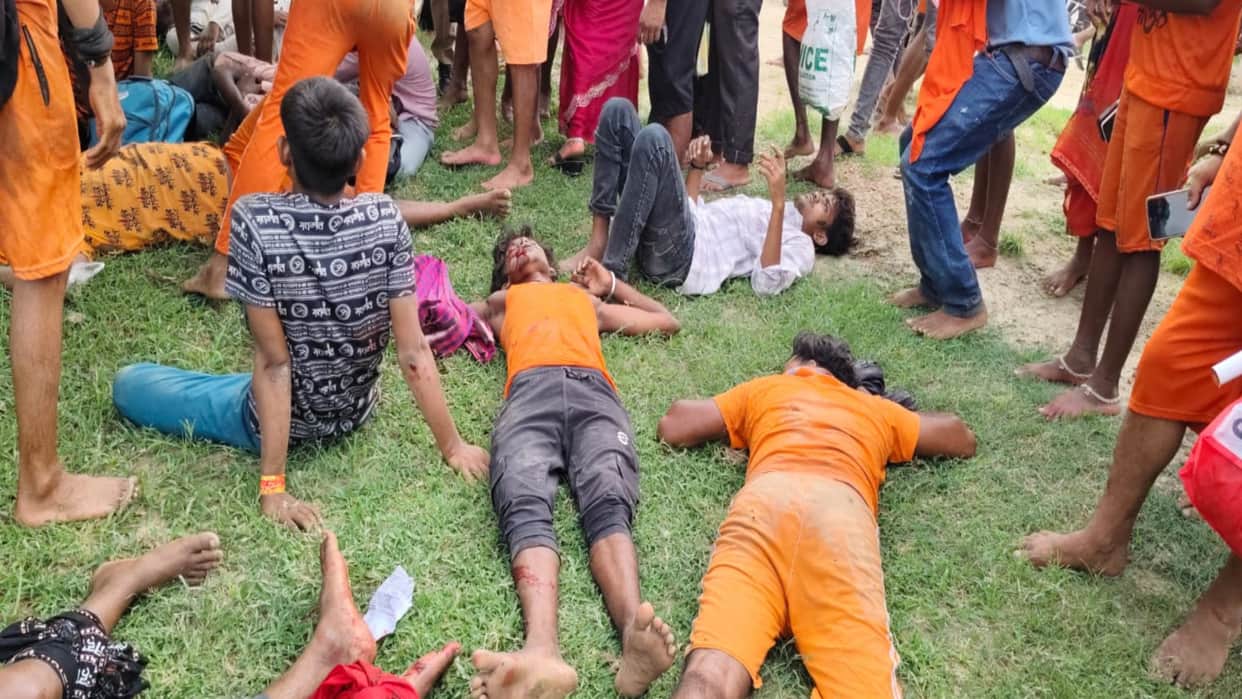Pratapgarh News Pickup truck carrying Kanwariyas overturns in Lalganj; 12 injured, three critical condition