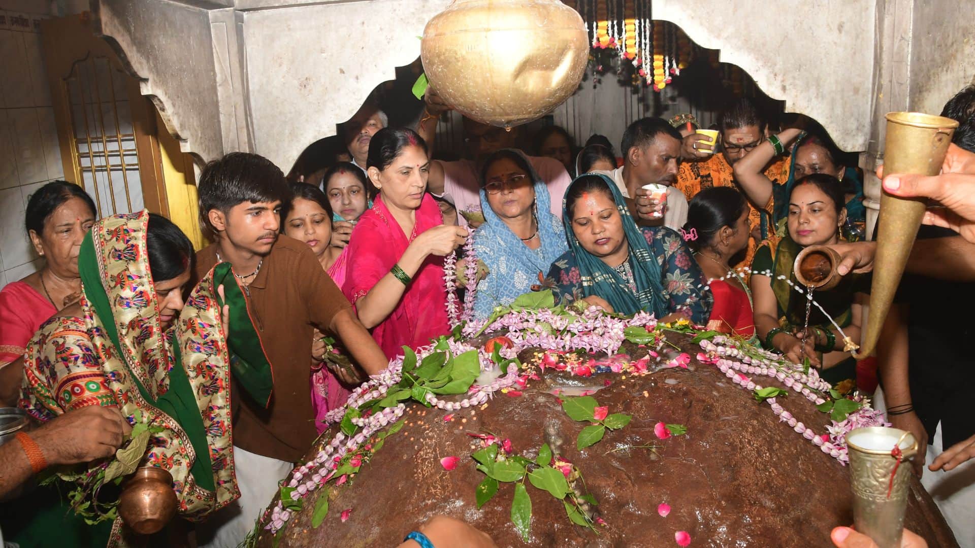 5 lakh pilgrims shrine 2 lakh Kanwariyas and Vairagis performed Jalabhishek of Baba vishwanath