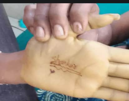 मेहंदी से प्रेमी का नाम हथेली पर लिखा