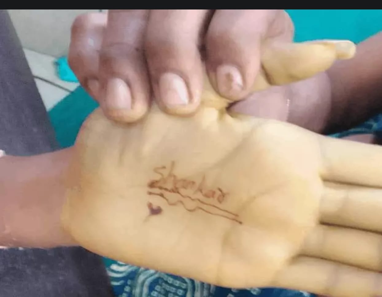 मेहंदी से प्रेमी का नाम हथेली पर लिखा