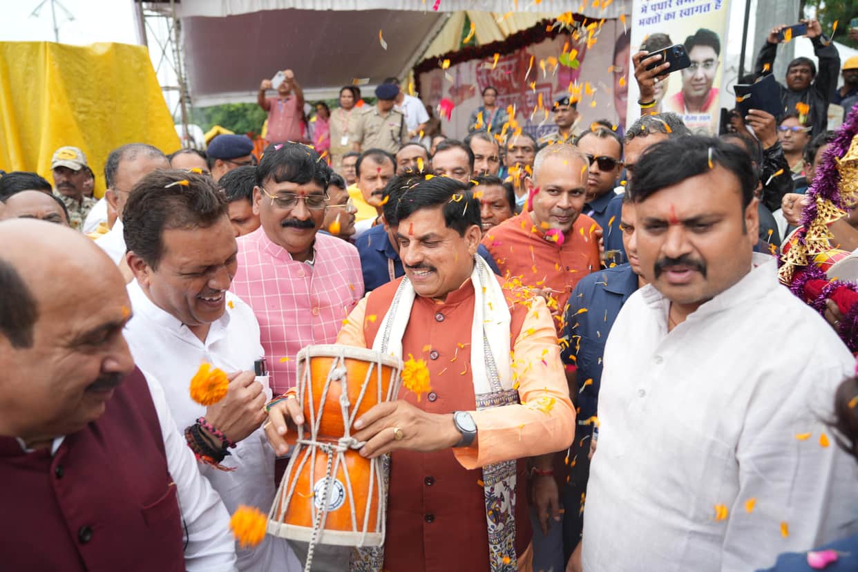 MP News: In Jabalpur, the CM lifted the *Kanwar* alongside 'Dada Guru'; stated that this pilgrimage is a symb