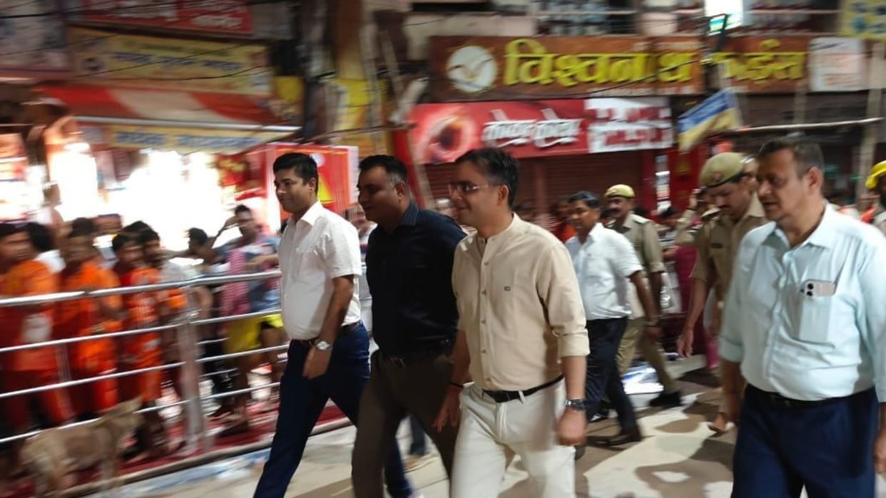 DM Satyendra Kumar inspected arrangements for devotees at Kashi Vishwanath Temple Varanasi