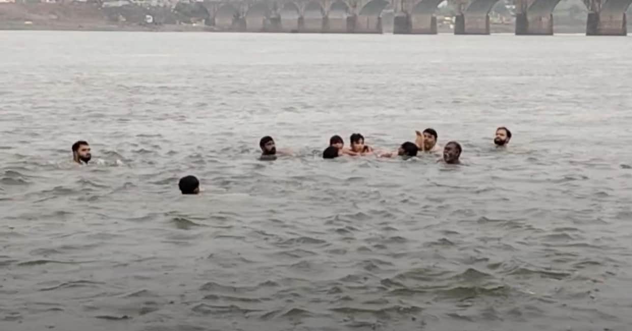Accident in MP: Divers rescue six Kanwariyas drowning in the Narmada; a slight delay could have cost six lives