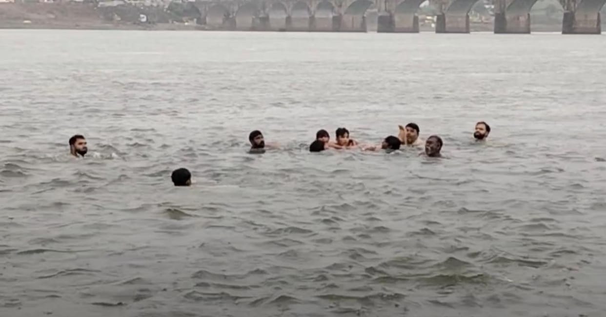 Accident in MP: Divers rescue six Kanwariyas drowning in the Narmada; a slight delay could have cost six lives