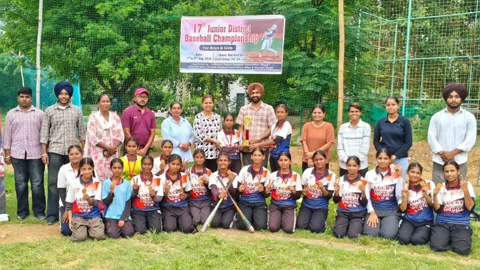 जूनियर जिला बेसबॉल चैंपियनशिप में विजेता टीम