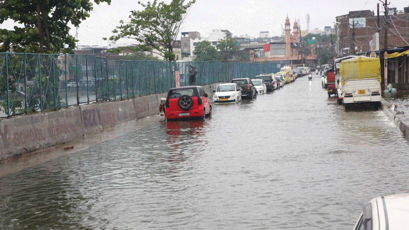 Bhopal Heavy Rain Waterlogging disrupt normal life in city Roads closed Check photos MP News in Hindi