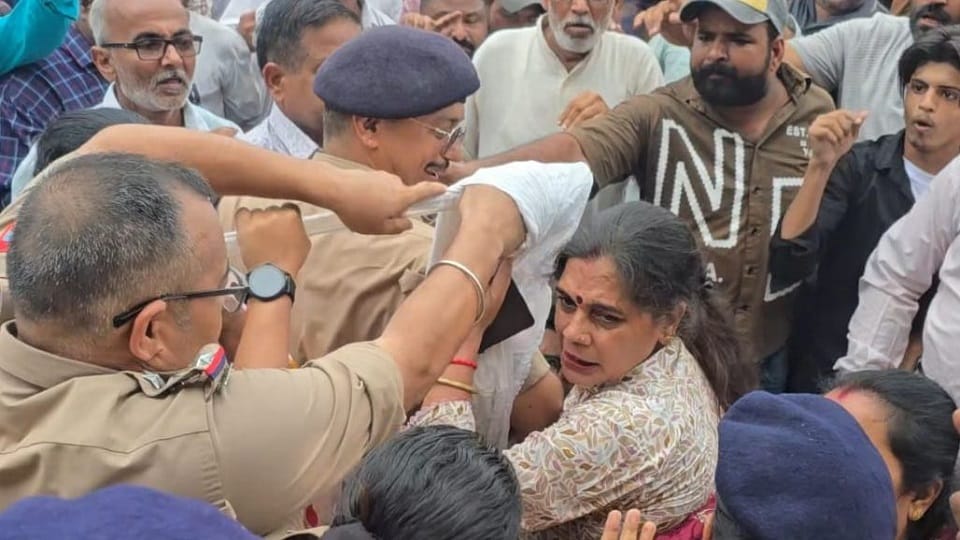 highway was blocked demanding action against the BJP leader and his brother in rudrapur