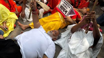 सड़क पर लेटे पप्पू यादव