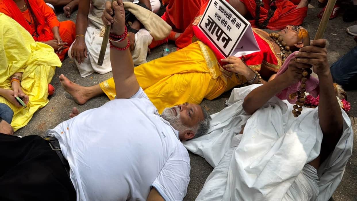 pappu-yadav-attends-protest-of-sadhu-sants-cbi-investigation-demand at mandi house