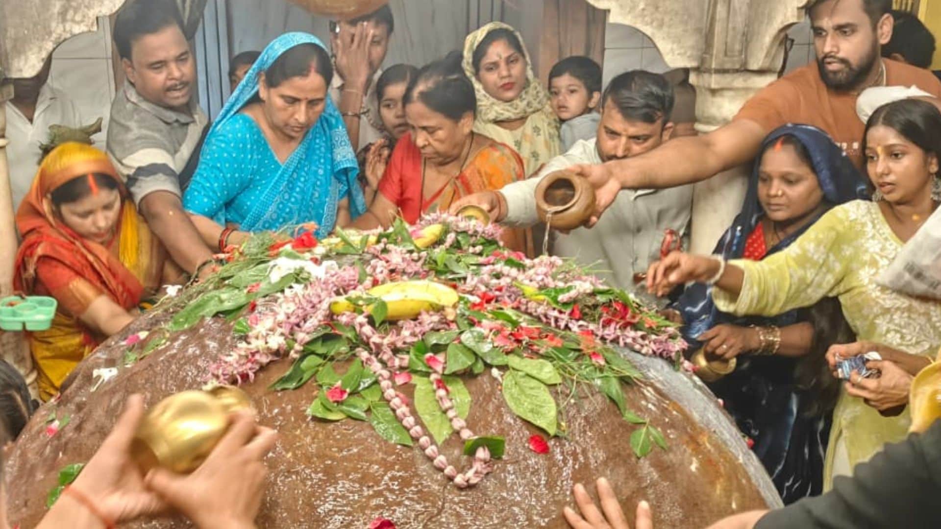 Sawan somwar 2026 in kashi Vishwanath temple crowd of devotees performed Jalabhishek latest photos