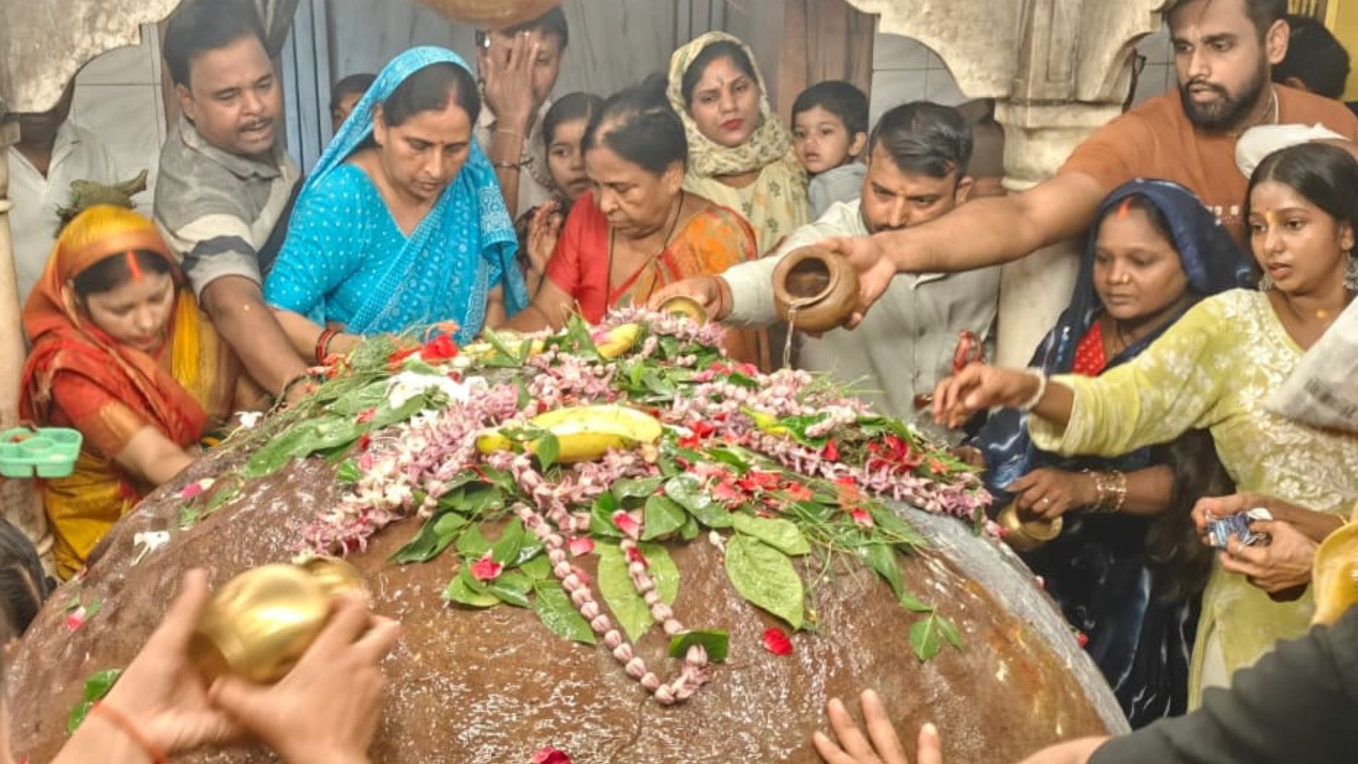 Sawan somwar 2026 in kashi Vishwanath temple crowd of devotees performed Jalabhishek latest photos