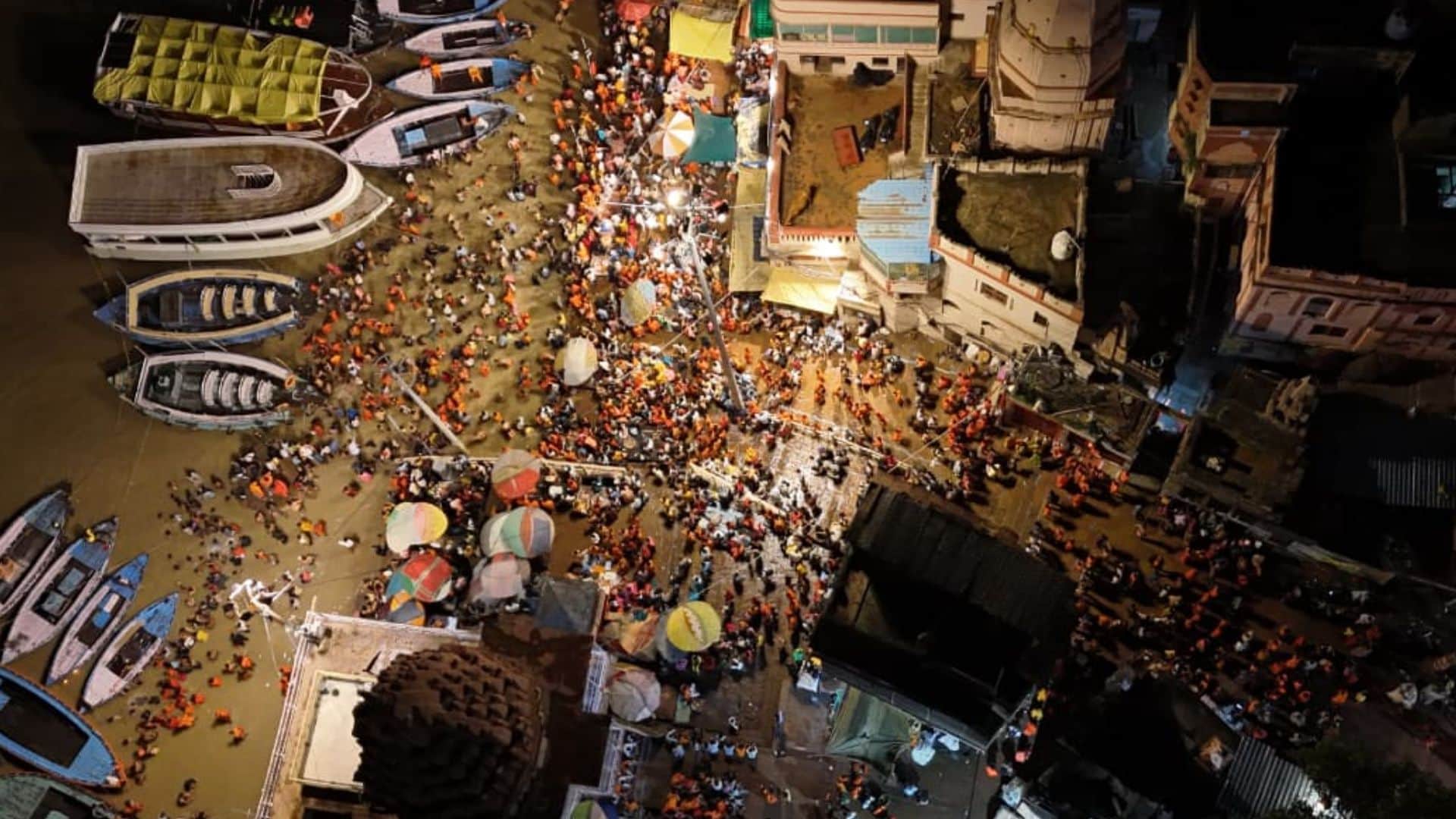 Sawan somwar 2026 in kashi Vishwanath temple crowd of devotees performed Jalabhishek latest photos