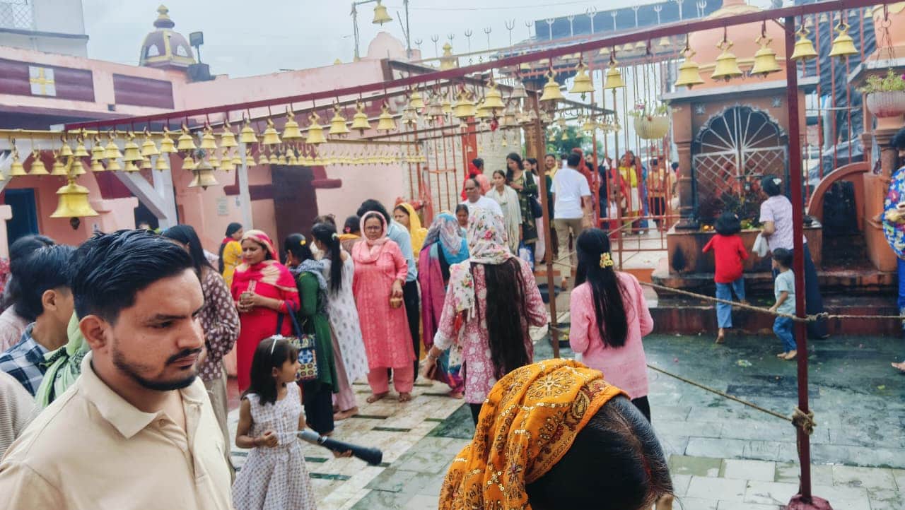 Sawan Somwar 2026 Crowds throng Four rare Rajyoga coincide with Shivratri Know auspicious time for Jalabhishek