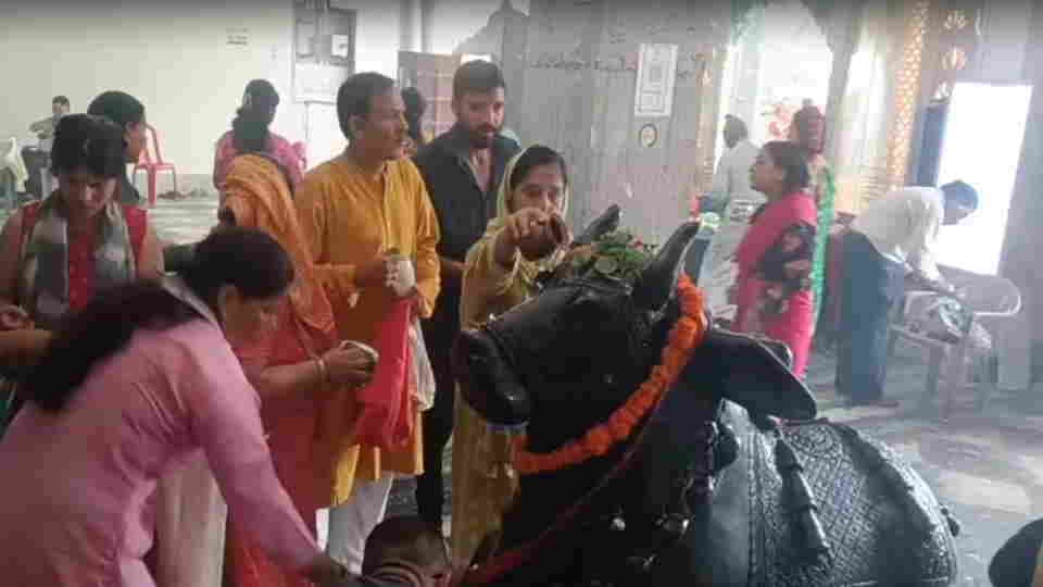 Sawan Somwar 2026 Crowds throng Four rare Rajyoga coincide with Shivratri Know auspicious time for Jalabhishek