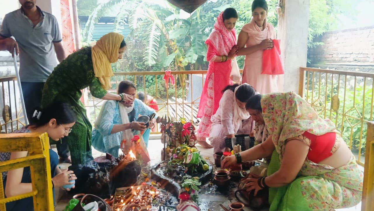 Sawan Somwar 2026 Crowds throng Four rare Rajyoga coincide with Shivratri Know auspicious time for Jalabhishek
