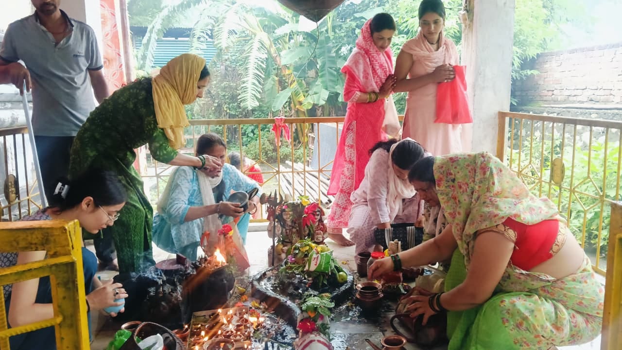 Sawan Somwar 2026 Crowds throng Four rare Rajyoga coincide with Shivratri Know auspicious time for Jalabhishek