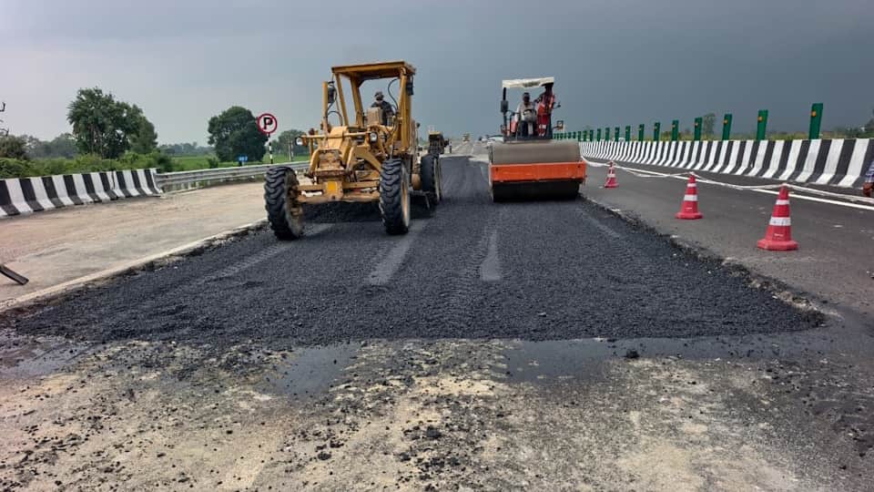 Kanpur-Lucknow Expressway Sinks Repeatedly After Rain, Repair Work Ongoing as Multiple Lanes Remain Closed