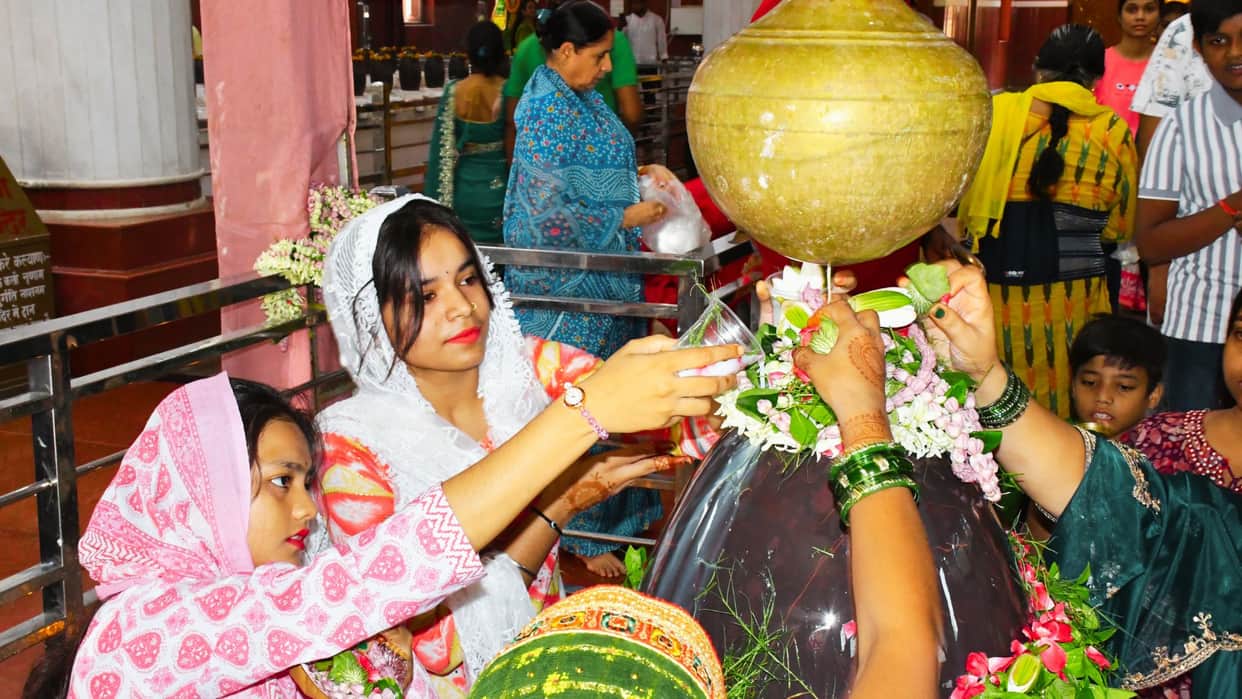 5 lakh pilgrims shrine 2 lakh Kanwariyas and Vairagis performed Jalabhishek of Baba vishwanath