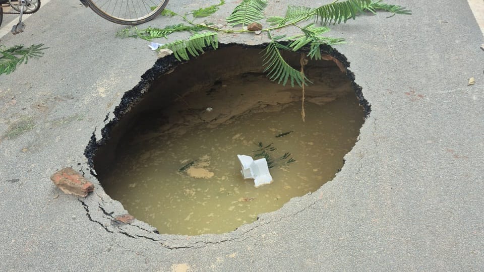 Agra: कमला नगर के बाद दयालबाग में धंसी सड़क, बारिश ने खोली घटिया निर्माण की पोल; अफसरों को लगी फटकार