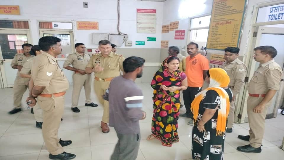 Woman jumps into Yamuna SDRF rescues and save her life