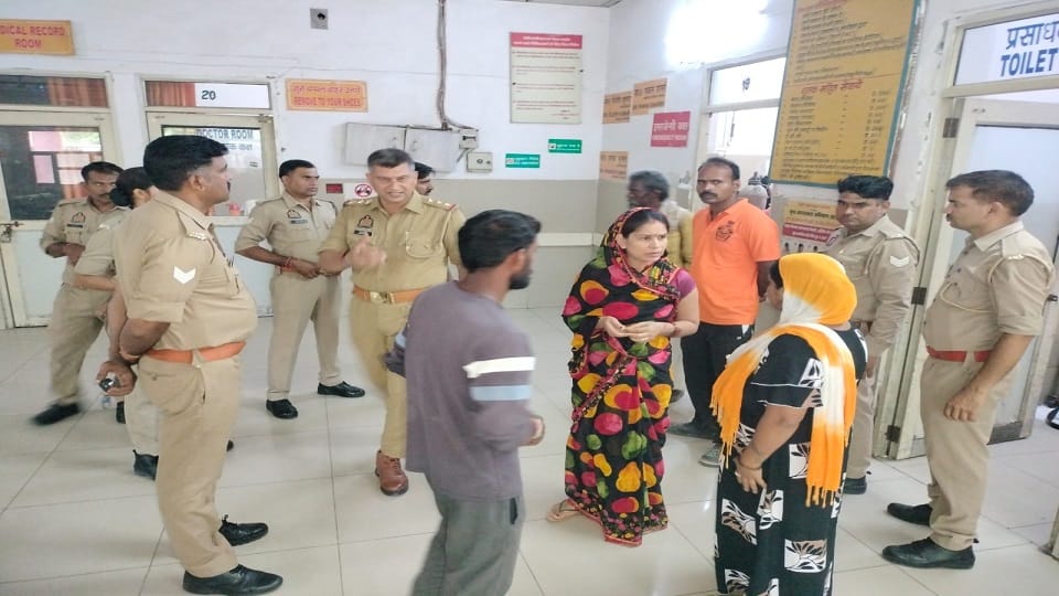 Woman jumps into Yamuna SDRF rescues and save her life