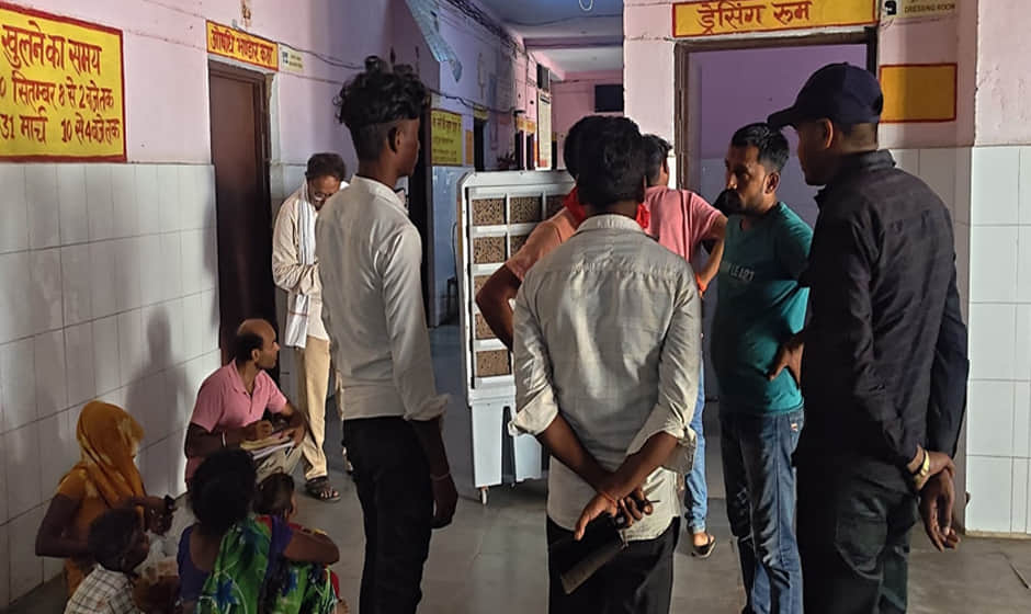 अस्पताल में मौजूद घायलों के परिजन