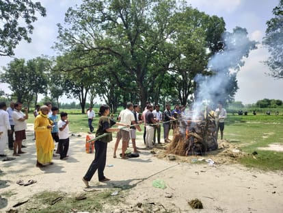 Bahraich: Daughter bursts into tears upon lighting her mother's funeral pyre