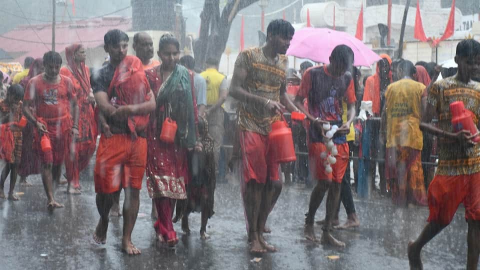 Meerut: A saffron tide surged at Aughadnath Temple; by evening, 2.5 lakh Shiva devotees performed *Jalabhishek