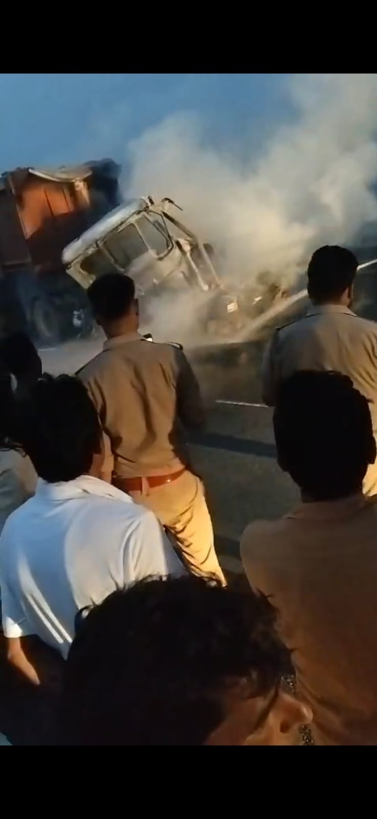 बुंदेलखंड एक्सप्रेसवे पर दो डंपरों की टक्कर