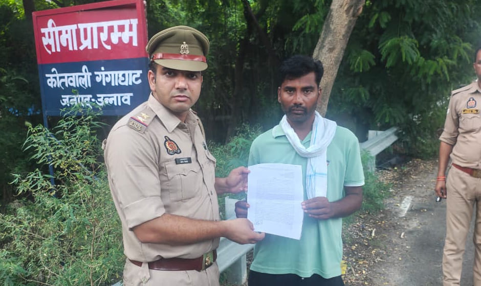 Kanpur: Bithoor Police banish criminal from the district, drop him off at the Unnao border