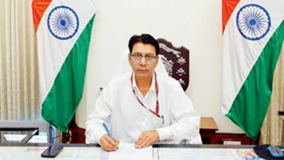 डॉ. शालीन, आईएएस अधिकारी