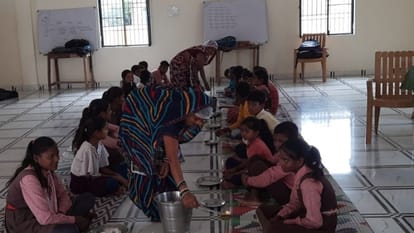 Jaunpur eight classes running in four rooms for 68 years just one teacher for 182 students