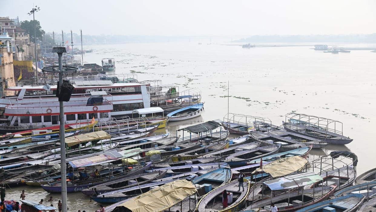 Ganga water rising in Kashi rate three centimeters per hour causing panic in riverside areas and low-lying