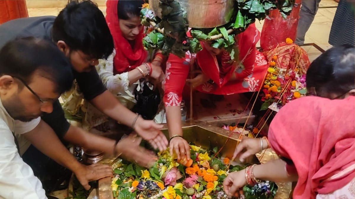 सावन शिवरात्रि 2026: शिवालयों में उमड़ा आस्था का सैलाब, हर-हर महादेव से गूंजा मंदिर परिसर