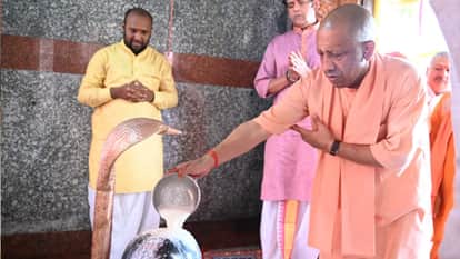 CM Yogi performed Rudrabhishek for the second consecutive day.