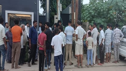 हंगामा करते घरवाले