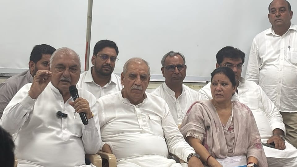 चंडीगढ़ में पत्रकारों से बात करते भूपेंद्र हुड्डा