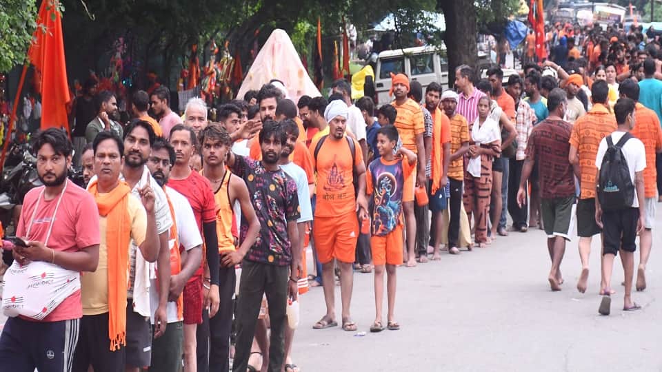 Meerut: A saffron tide surged at Aughadnath Temple; by evening, 2.5 lakh Shiva devotees performed *Jalabhishek