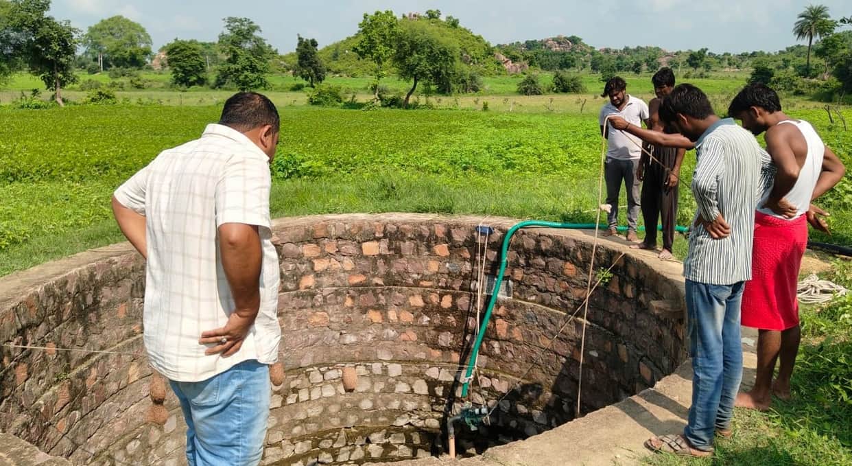 Mahoba Woman reaches field carrying two young children then jumps into a well all three died