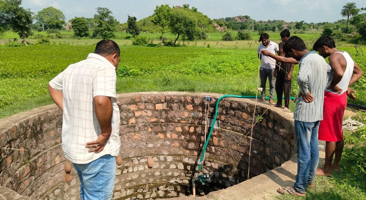 Mahoba Woman reaches field carrying two young children then jumps into a well all three died