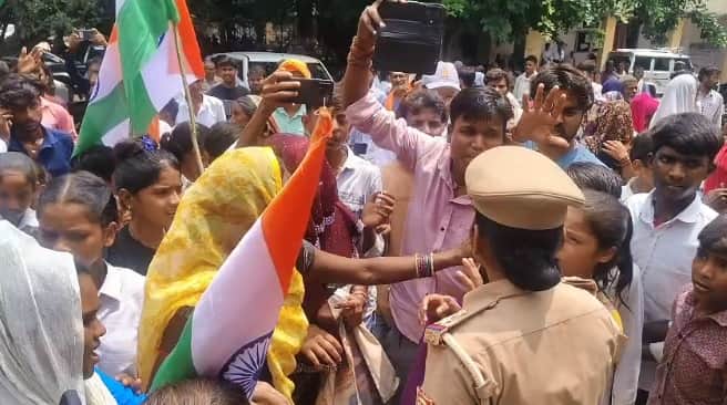 Hamirpur Children and villagers protest for road walked 5 km carrying the Tricolour to reach the Collectorate