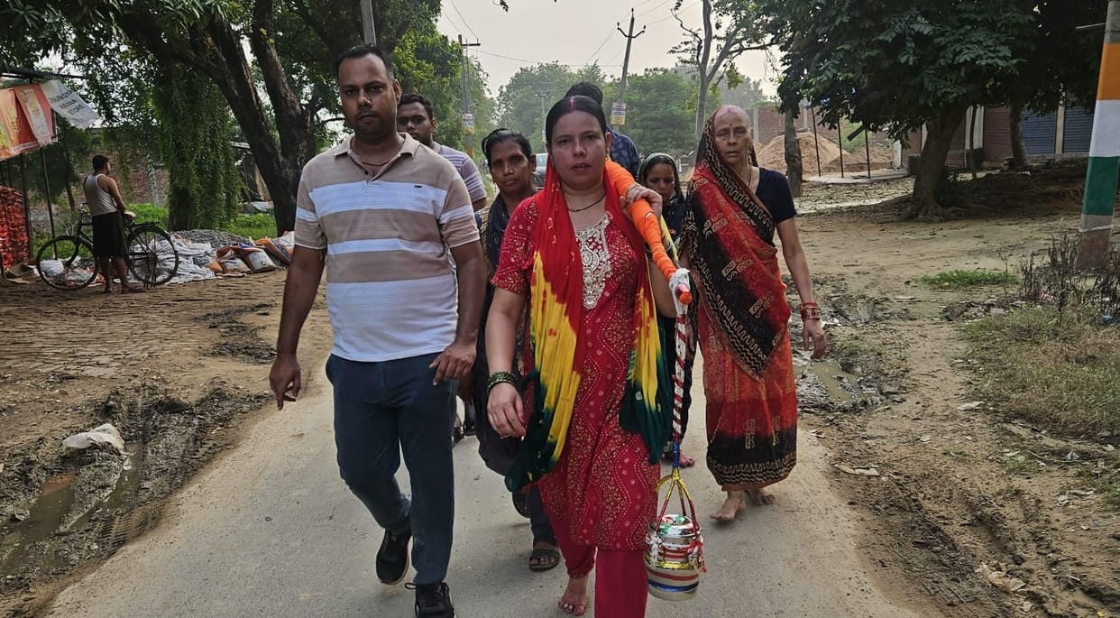 Kanpur Sisters penance for her brothers well being walked 10 km barefoot offered water at Nandeshwar Mahadev