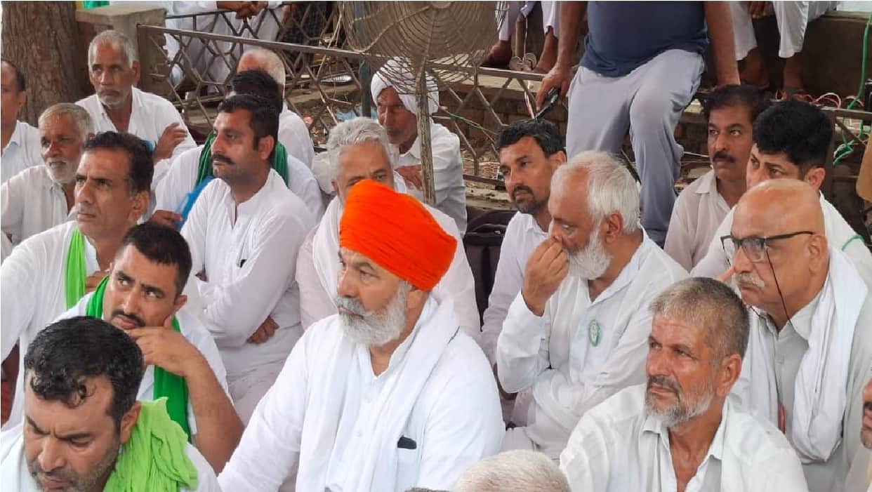 Hisar Jeevan Murder Case Farmer leader Rakesh Tikait arrives at the Mini-Secretariat protest site