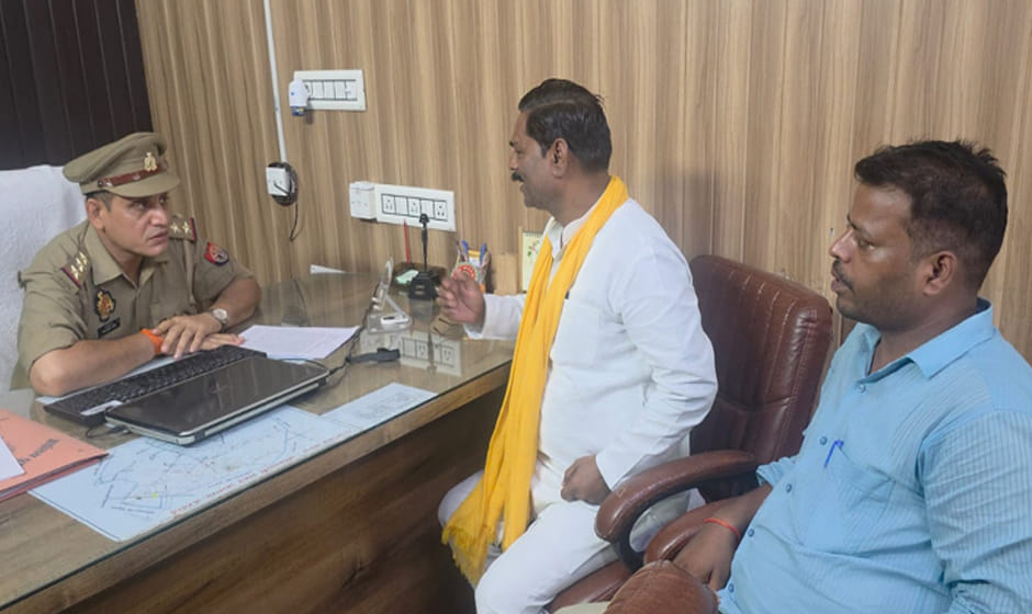कोतवाल संजय त्यागी से शिकायत करते सुभासपा के राष्ट्रीय प्रवक्ता सुनील अर्कवंशी