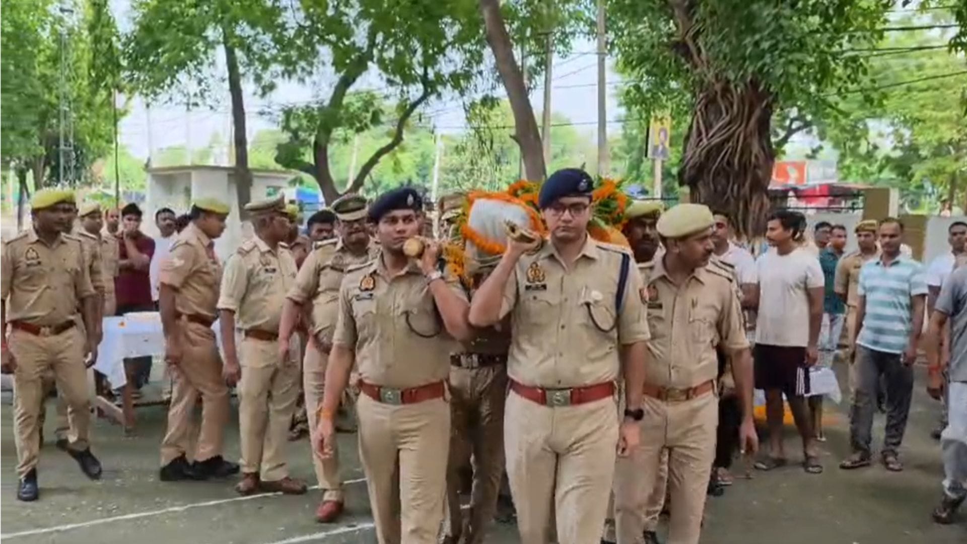कंधा देते अधिकारी व अन्य जवान