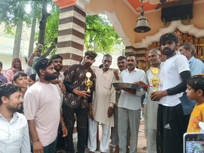 Shamli: Young Men Carry Mothers and Grandmother in Kanwar, Bring 144 Kg Ganga Water