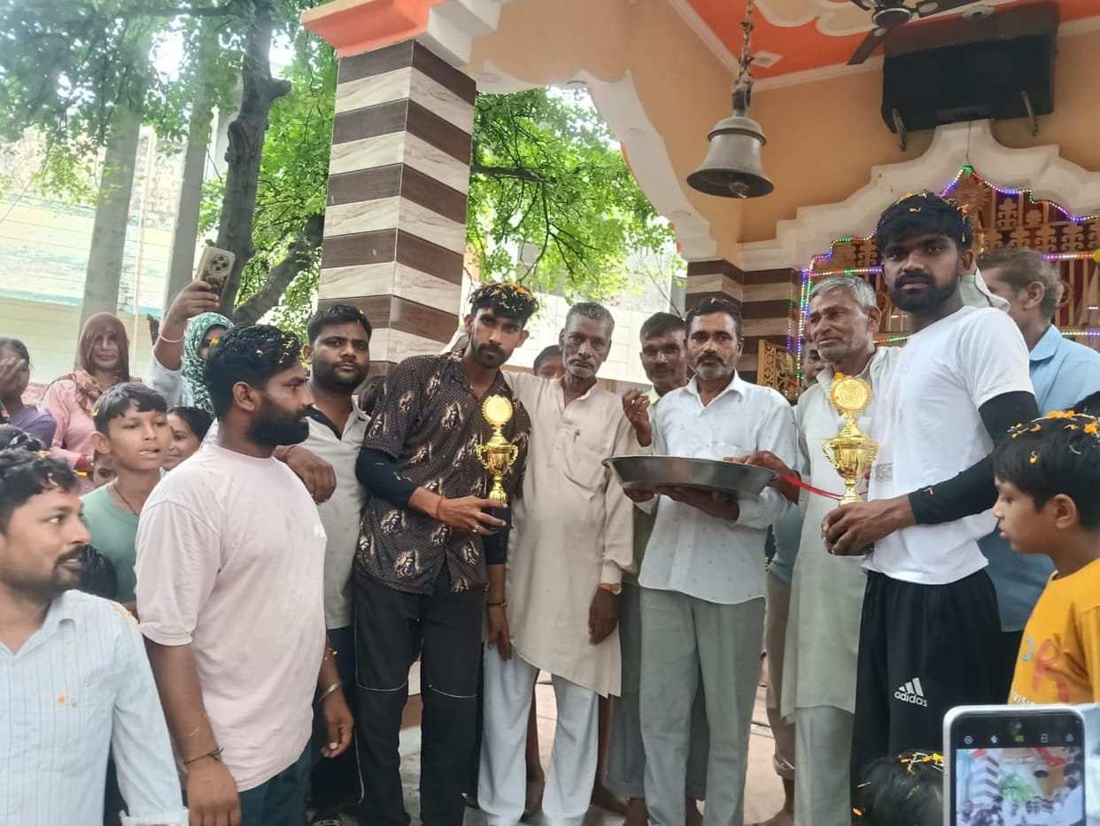 Shamli: Young Men Carry Mothers and Grandmother in Kanwar, Bring 144 Kg Ganga Water